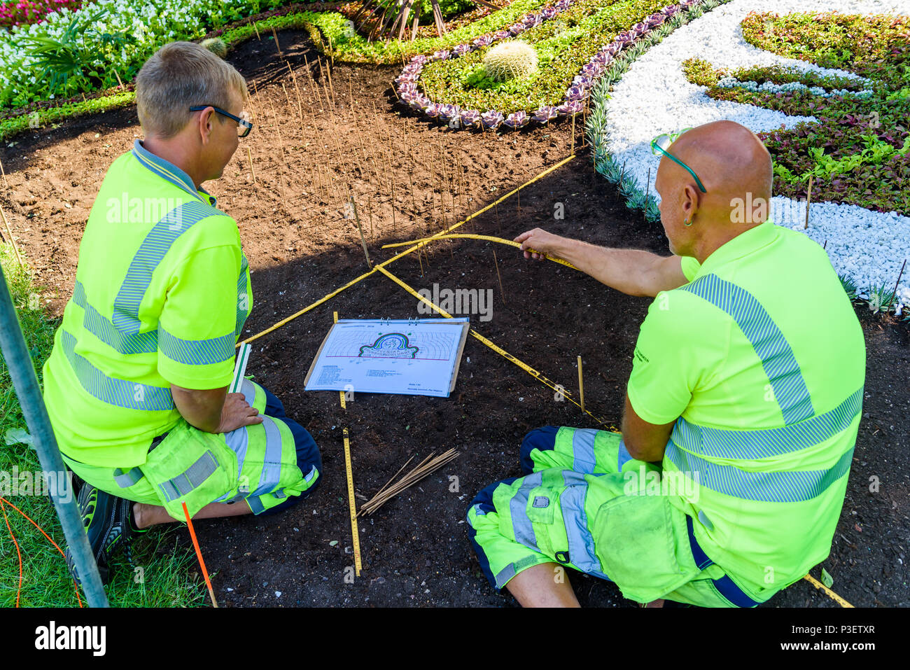 Ronneby, Schweden - 16. Juni 2018: Professionelle Gärtner Blumen Pflanzen in einem öffentlichen Park, Tingshusparken, in der Feier des 100. Jahrestages der Stockfoto