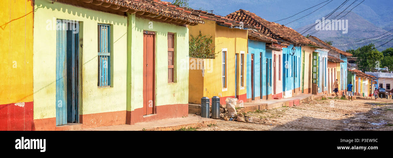 Panorama der bunten Häuser in einer gepflasterten Straße von Trinidad, Kuba Stockfoto