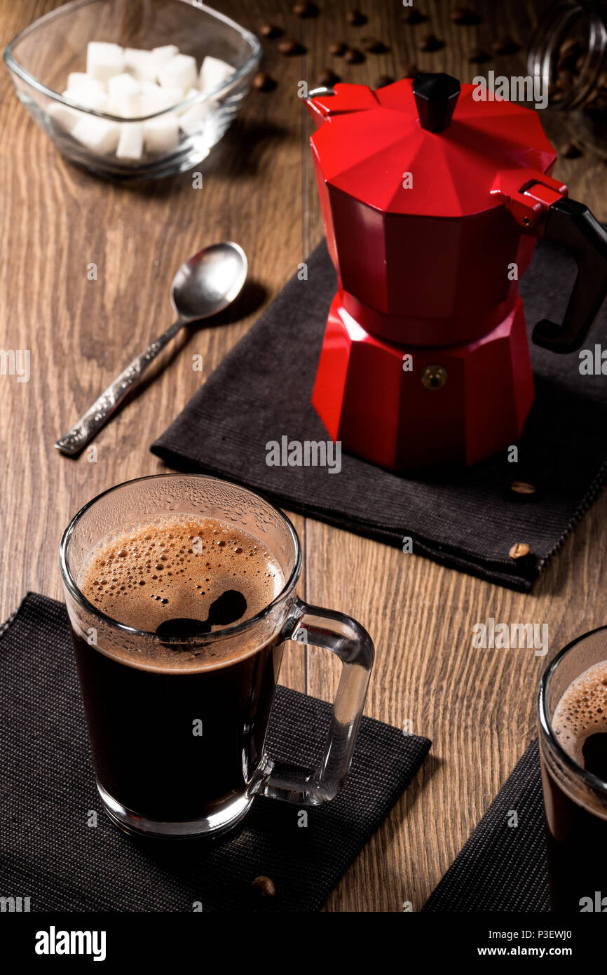 Becher Kaffee auf schwarze Servietten in der Nähe der Kaffeemaschine. Nützlich für Bar, Restaurant, Coffee Hintergrund Präsentation. Stockfoto