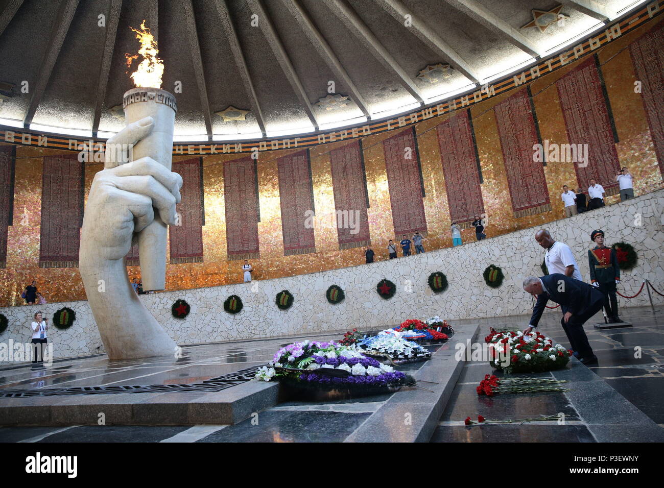 Vorsitzender des FA Greg Clarke und England Verfechter Billy Grant legen Kränze an der Ewigen Flamme Denkmal an Mamayev Kurgan in Wolgograd, Russland vor der ersten England Spiel bei der Weltmeisterschaft in Russland. Stockfoto