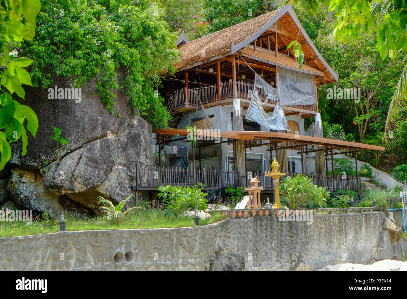 Thai Geist Haus neben Ruinen der ein Hotel am Strand von Koh Phangan, Thailand. Ein Geist Haus ist ein Schrein der schützenden Geist des Ortes, die Stockfoto