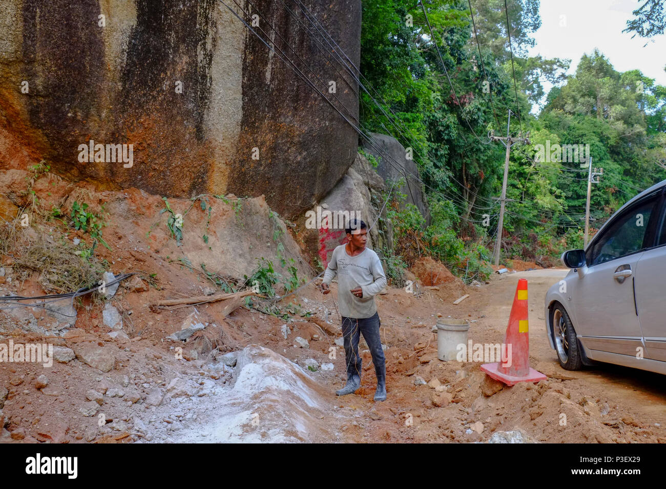 Bauarbeiter aus Myanmar sind neue Straßen zu bauen, durch den Dschungel in die Berge der thailändischen Insel Koh Phangan, Thailand Stockfoto