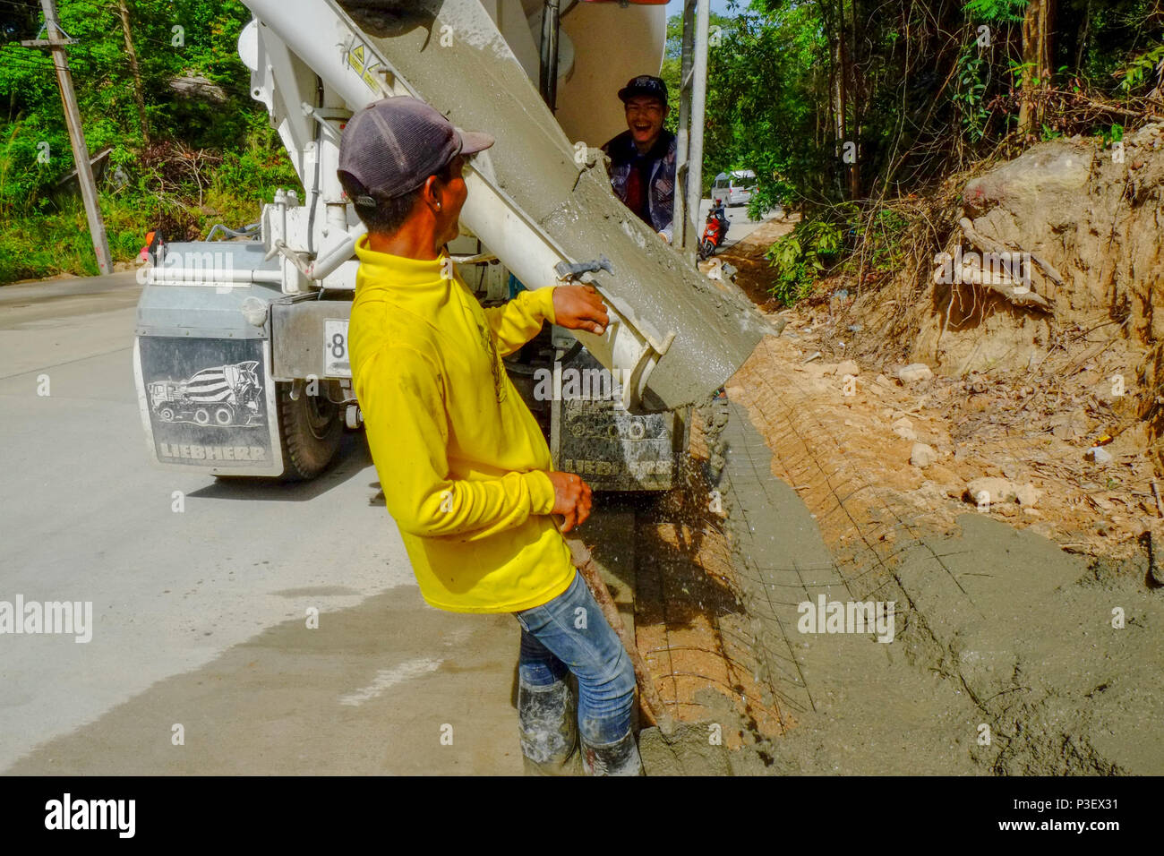Bauarbeiter aus Myanmar sind neue Straßen zu bauen, durch den Dschungel in die Berge der thailändischen Insel Koh Phangan, Thailand Stockfoto