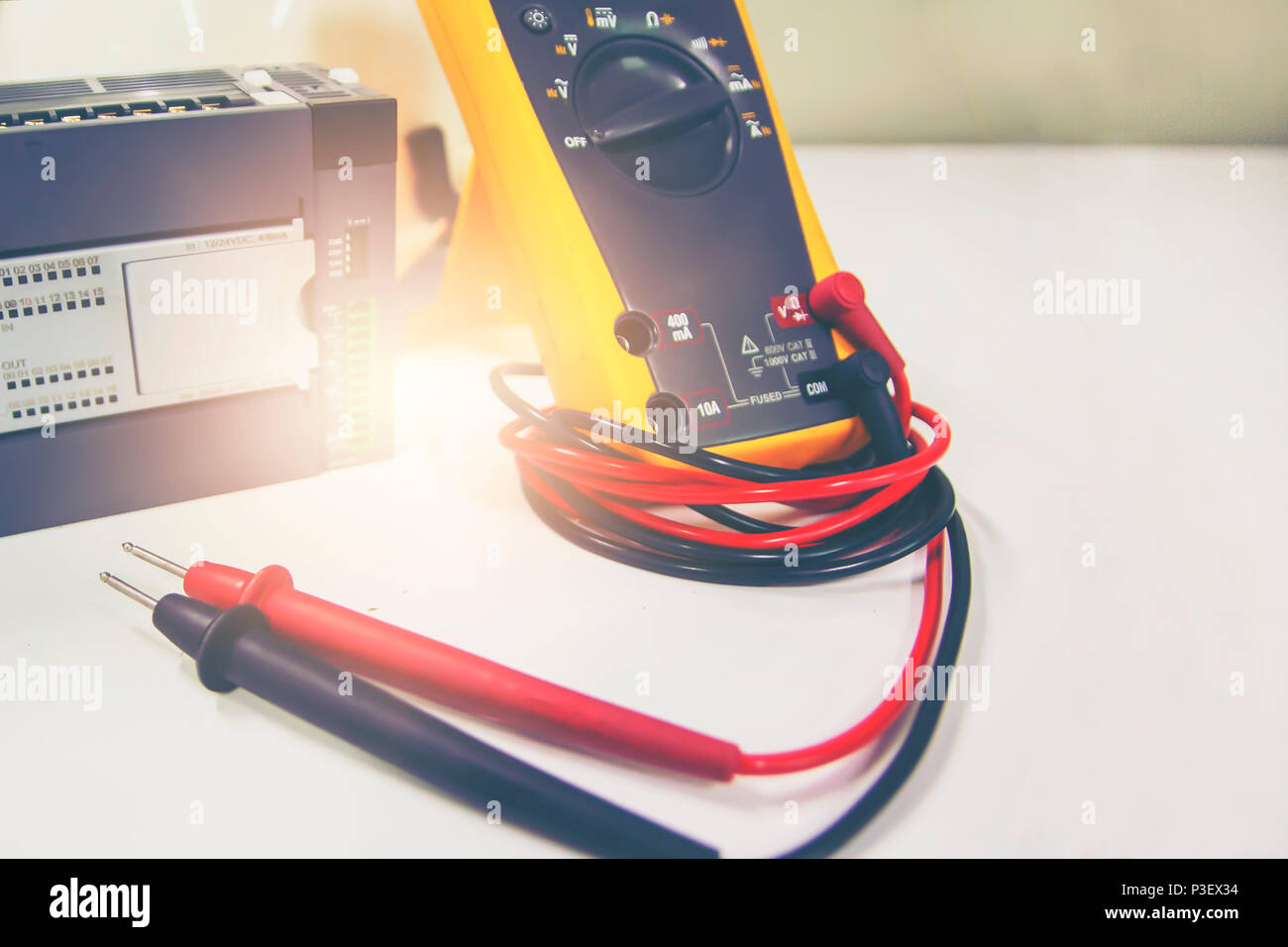 Multimeter mit PLC platziert auf weißer Tisch. Stockfoto