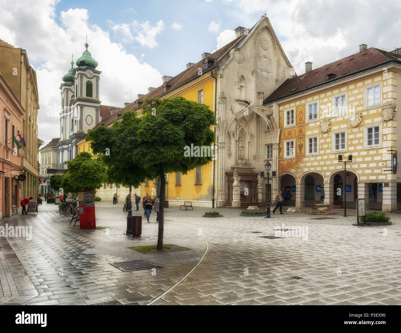 Street Scene mit König Matthias skulpturalen Komposition Denkmal von melocco Miklos und die Zisterzienserkirche in Székesfehérvár, Ungarn. Stockfoto
