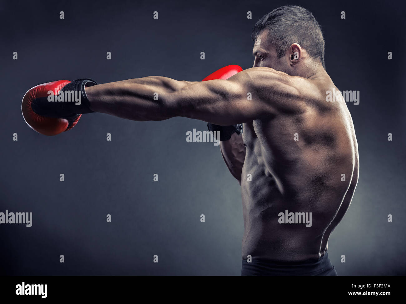 Boxing Konzept. Boxer mit Boxing roten Handschuhe vor einem Kampf auf einem dunklen Hintergrund Stockfoto