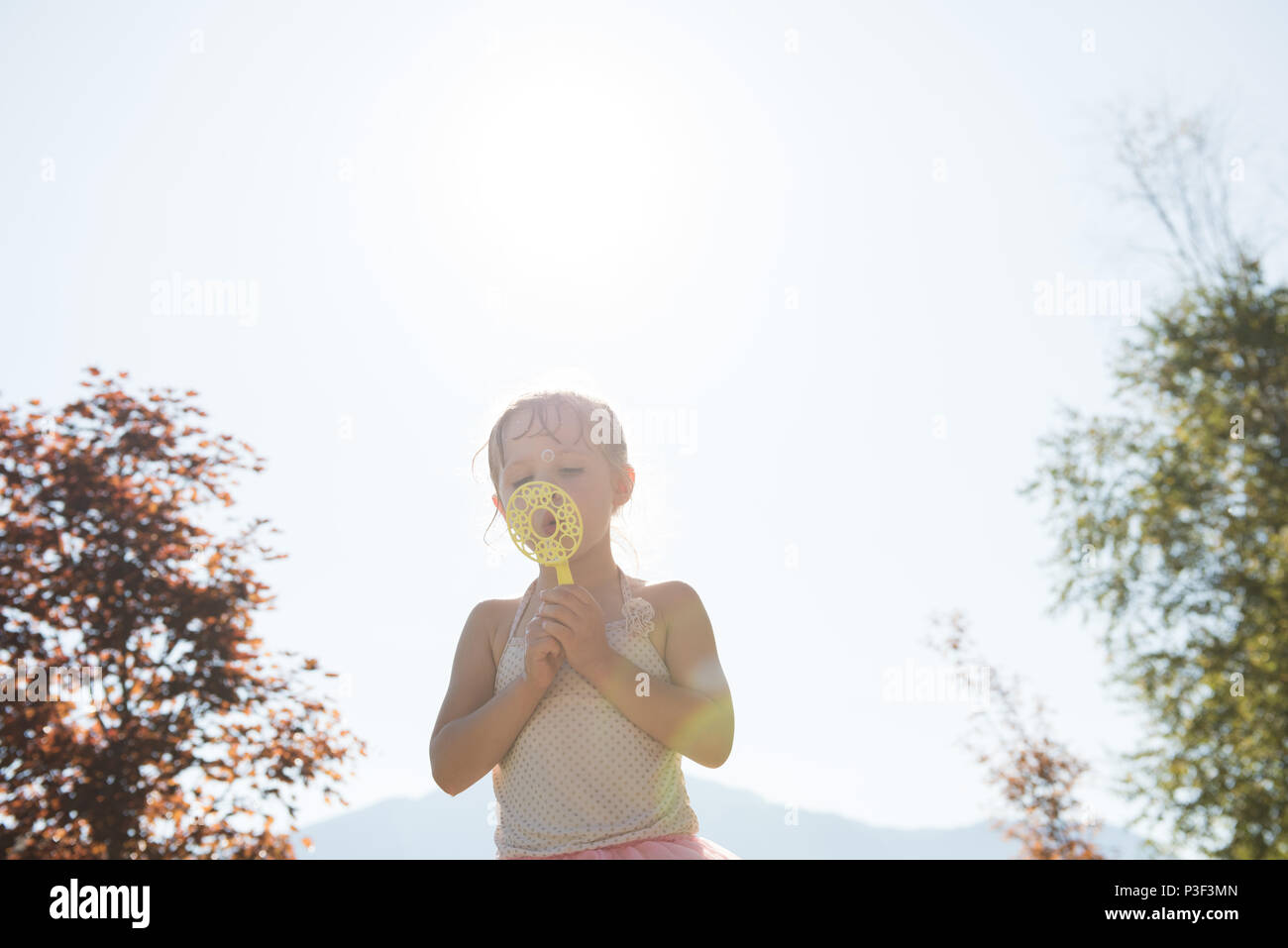 Süße Mädchen spielen mit Bubble wand Stockfoto