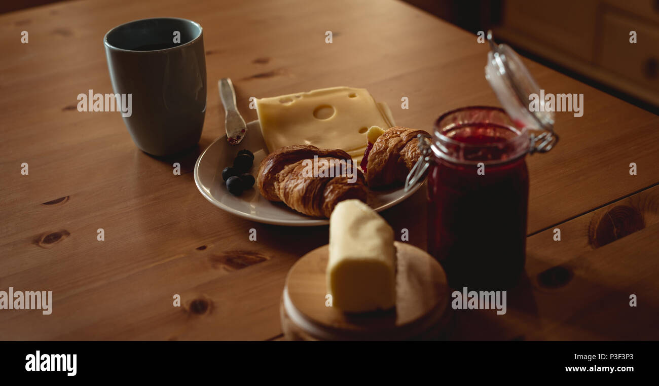 Frühstück und Kaffee auf Tisch Stockfoto