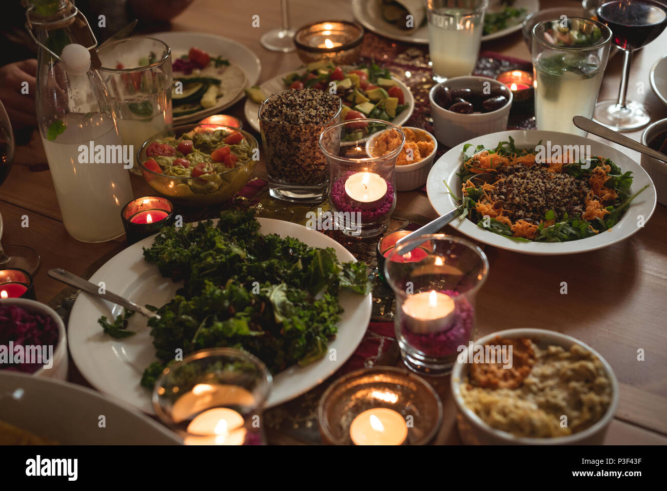 Die Auswahl an Speisen am Tisch Stockfoto