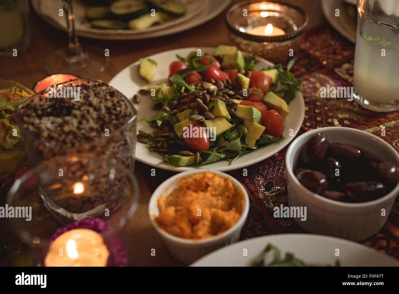 Die Auswahl an Speisen am Tisch Stockfoto