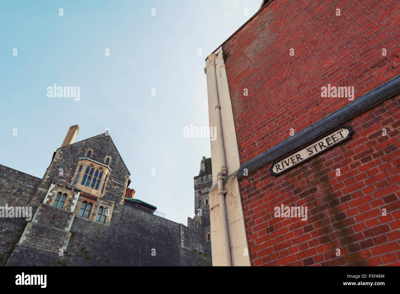 Low Angle Shot der antiken Gebäude aus Stein und Red brick wall an der Ecke der River Street im Zentrum von Windsor, Berkshire, England Stockfoto