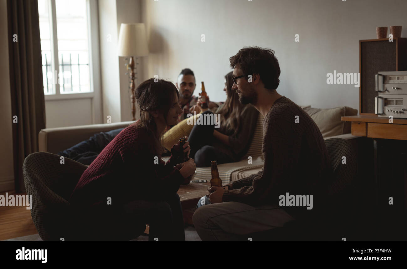 Freunde Bier im Wohnzimmer Stockfoto