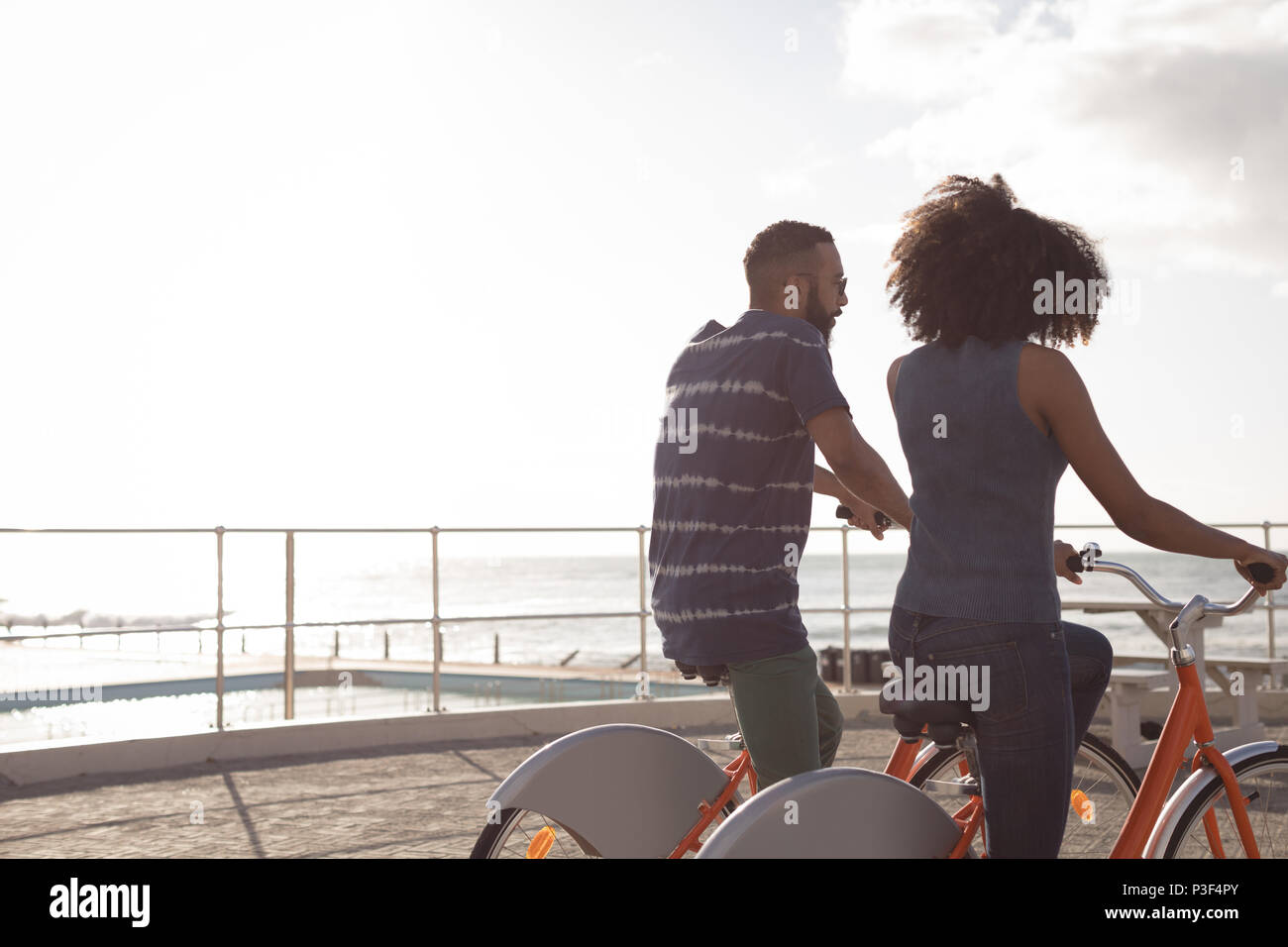 Paar beim Radtour in der Nähe von Strand Stockfoto
