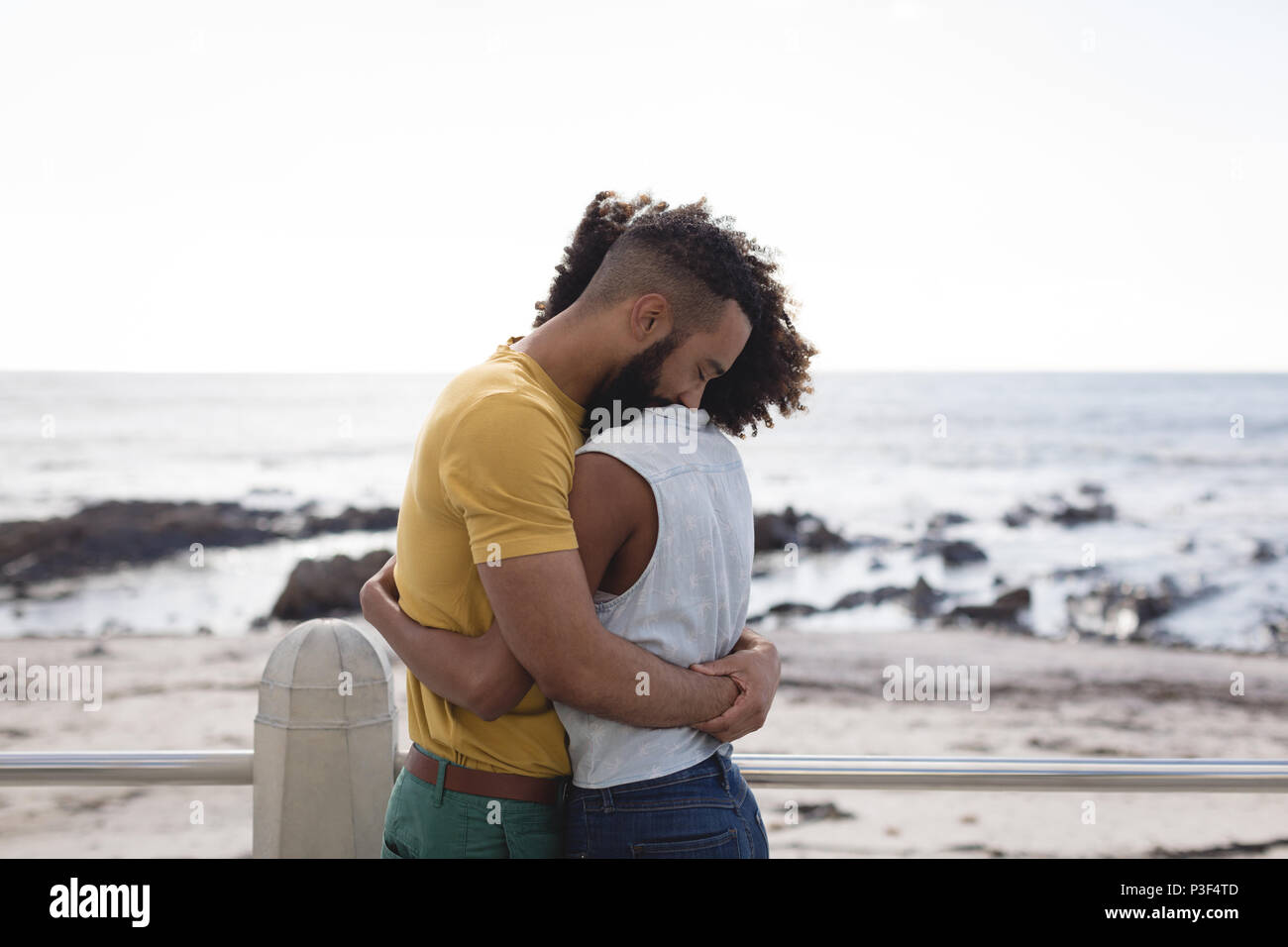 Paar umarmen in der Nähe von Strand Stockfoto