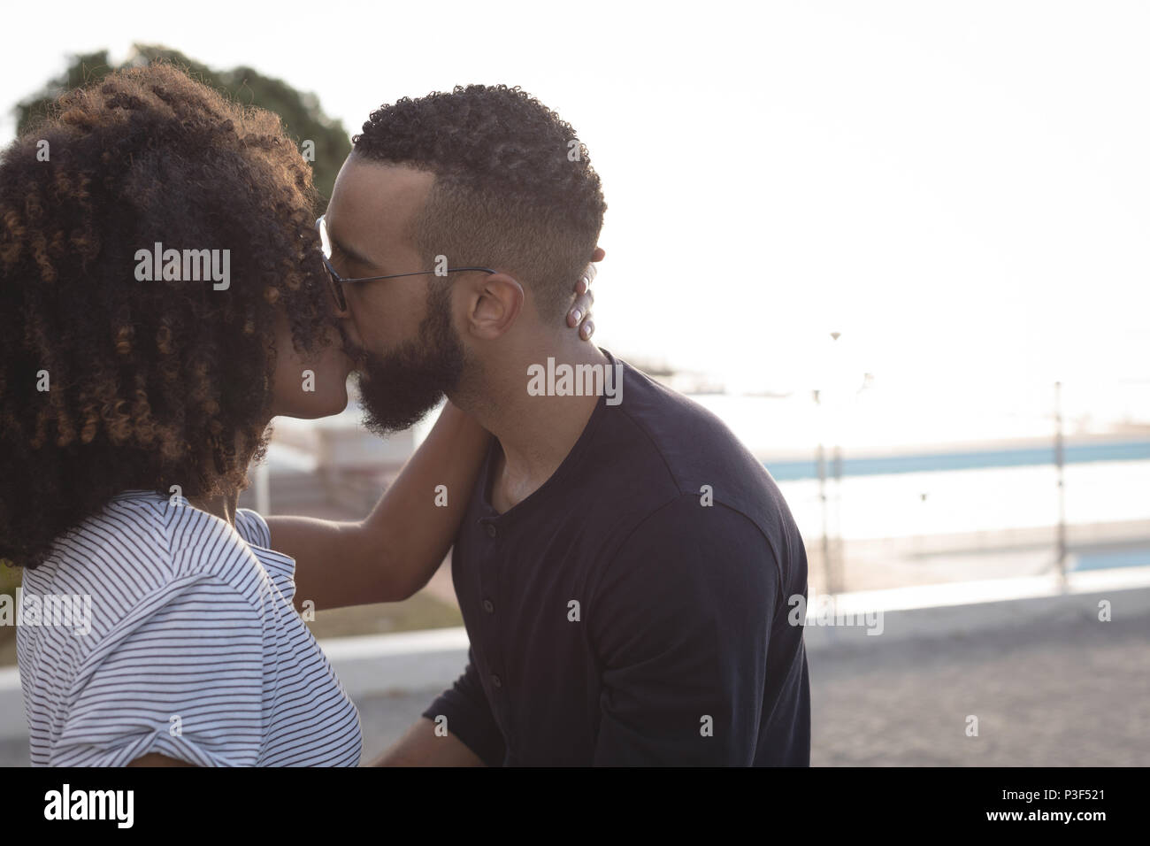 Paar küssen einander, in der Nähe vom Strand Stockfoto