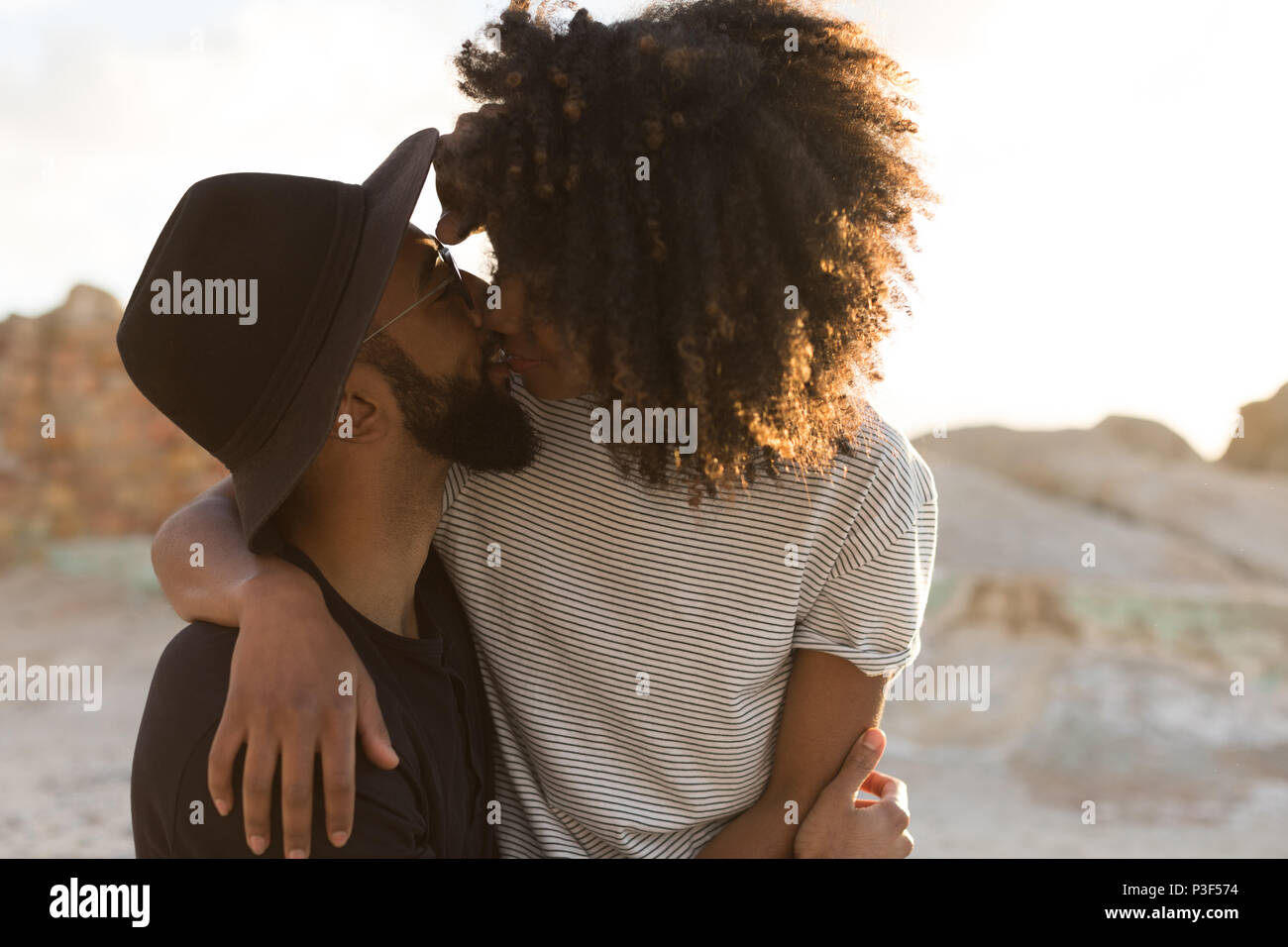 Paar küssen einander am Strand Stockfoto