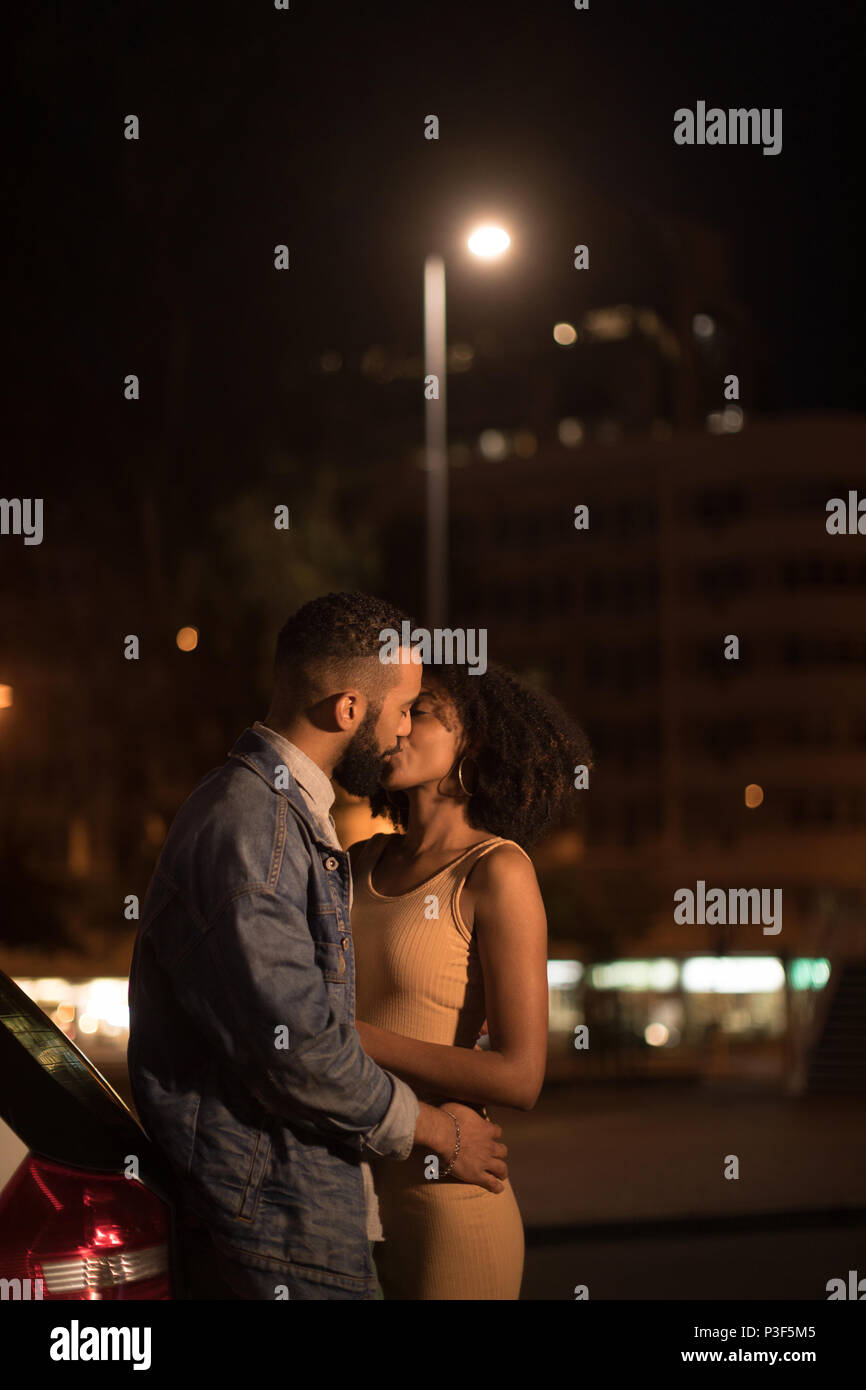 Paar küssen einander auf der Straße Stockfoto
