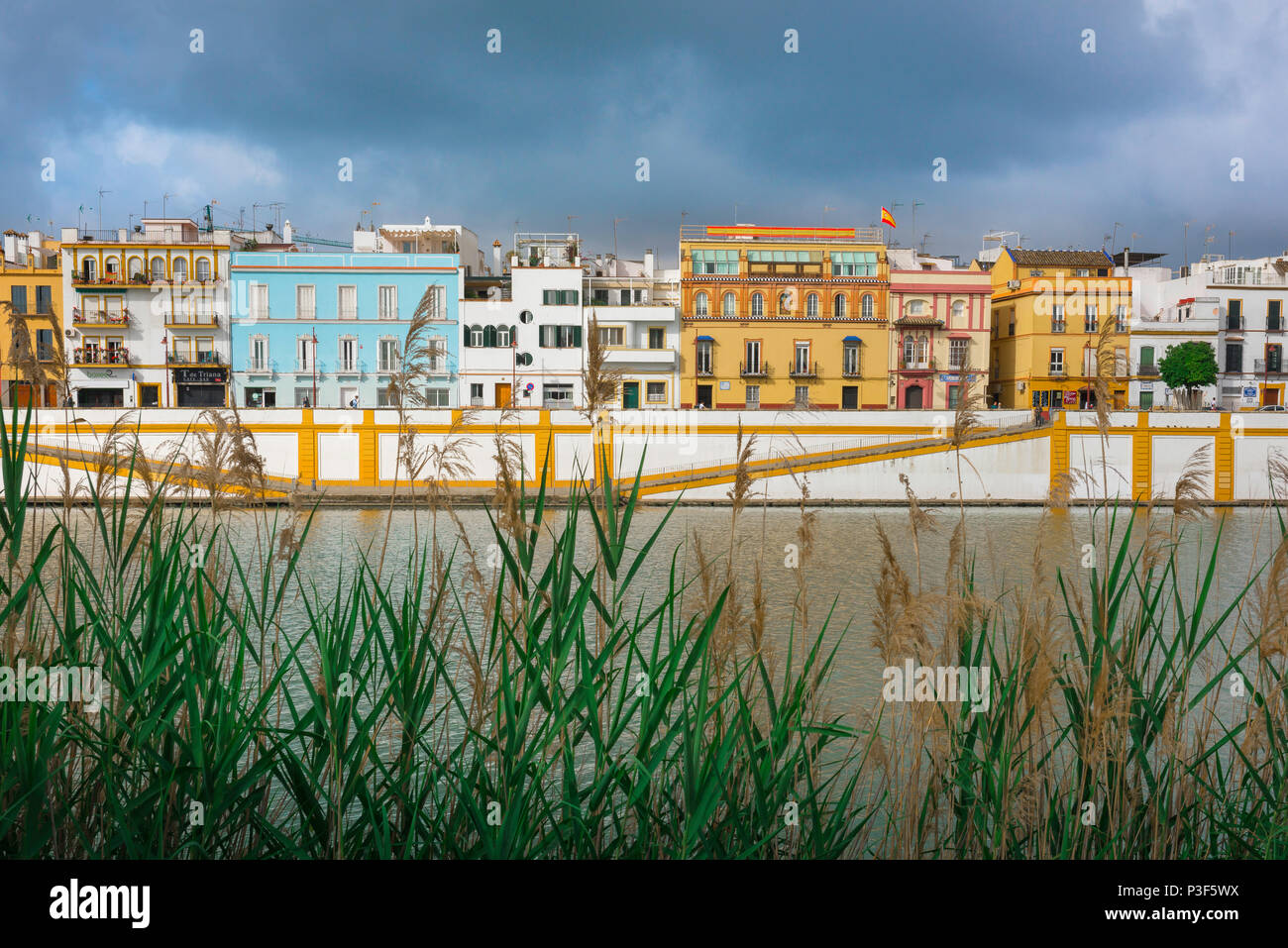 Andalusien Fluss, Blick auf die Häuser und Apartments im Barrio Triana Viertel von Sevilla - Sevilla - entlang des Rio Guadalquivir in Andalusien, Spanien. Stockfoto