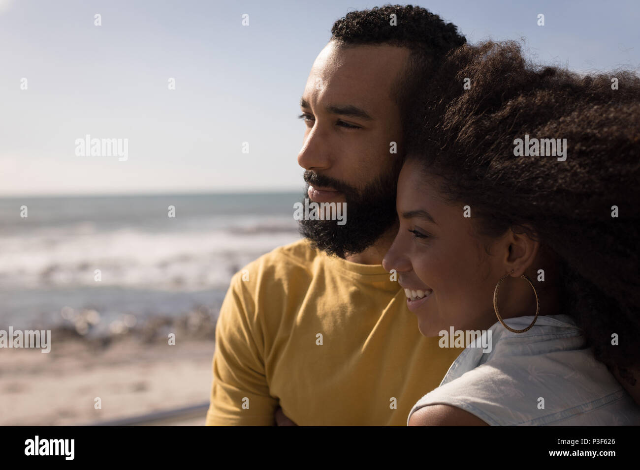 Paar steht am Strand Stockfoto