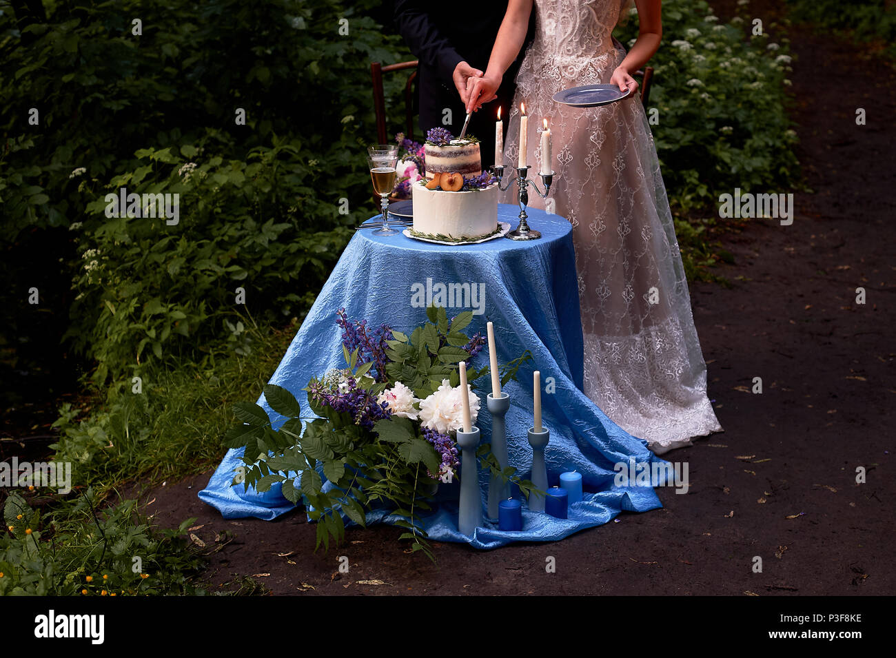 Romantische Hochzeit Abendessen, im Park am Wasser. Viel Grün. Tabelle für eine romantische Hochzeit Abendessen, Datum. Der Park am See. In blauer Farbe. Wit Stockfoto