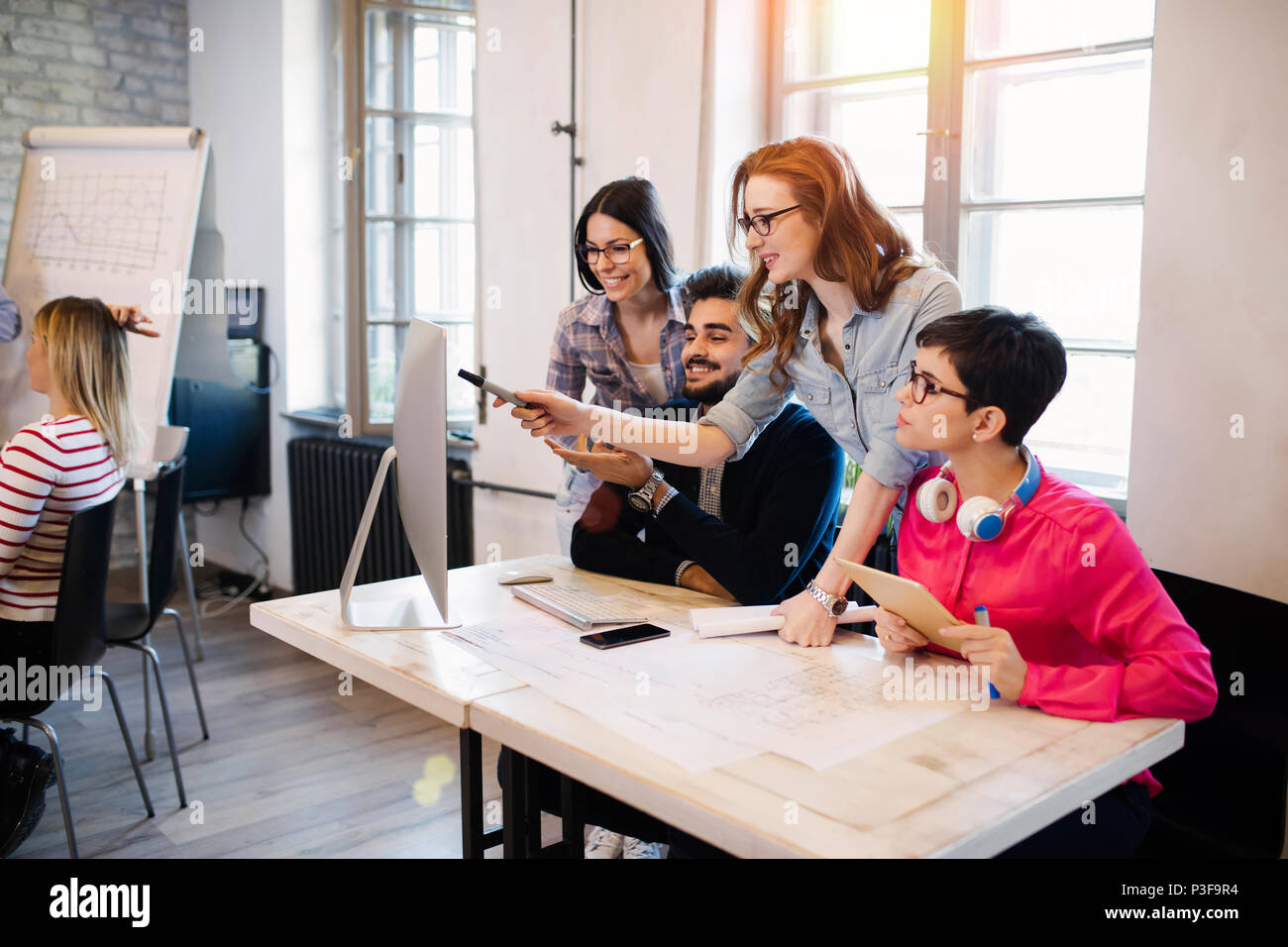 Gruppe junger Perspektive Designer diskutieren im Büro Stockfoto