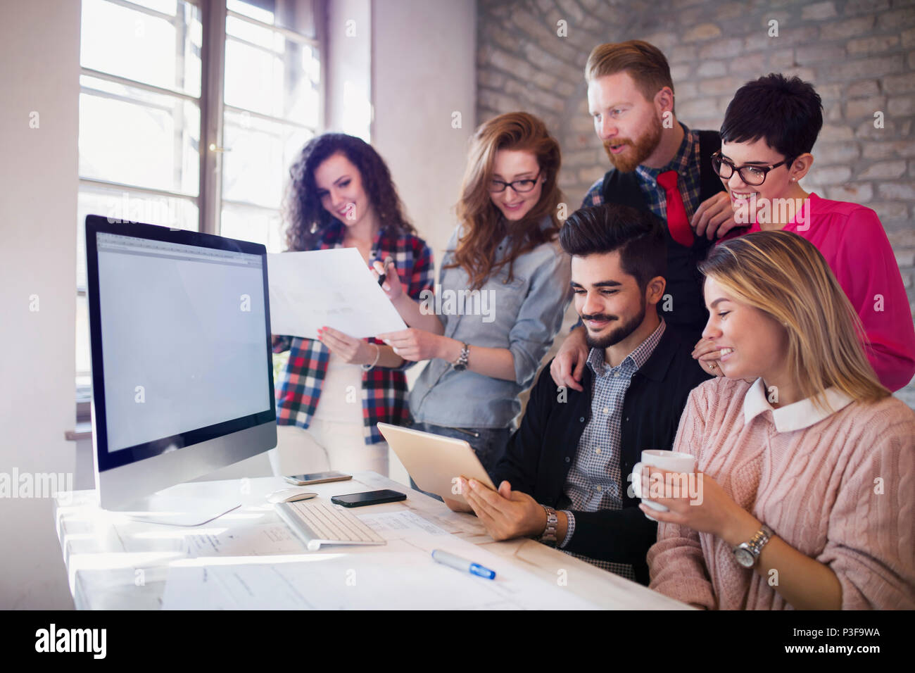 Gruppe junger Architekten mit digitalen Tablet Stockfoto