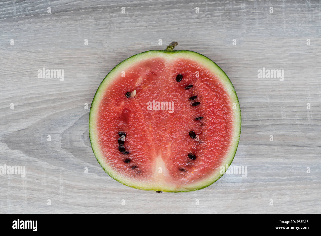 Eine Wassermelone Schnitt auf einen hölzernen Tisch Stockfoto