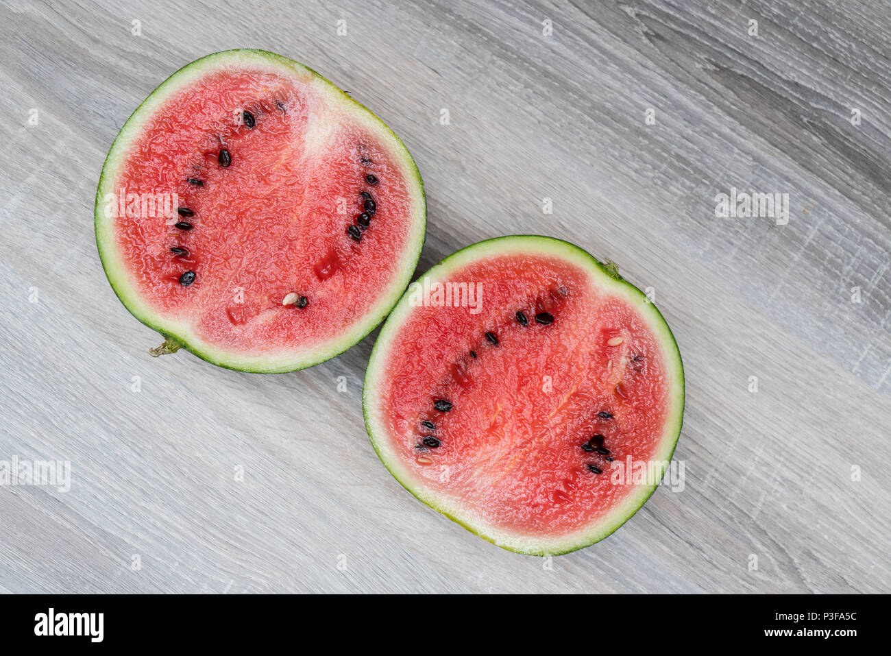 Eine Wassermelone Schnitt auf einen hölzernen Tisch Stockfoto