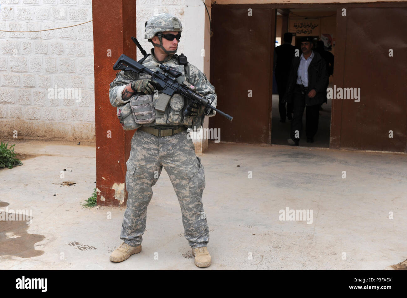 U.S. Army Staff Sgt. Jason Townsend, abbauen, truppführer, 2 Platoon, Bravo Company, 1. Brigade, 37th Armor Battalion, 1st Brigade Combat Team, 1. Panzerdivision, wacht über das Riad irakische Polizeistation in Riad, Irak, 24.02.26. Us-Soldaten teamed oben mit ein paar irakische Polizisten ein paar Dörfer, um den Aufbau von Beziehungen mit der lokalen Bürger, die in ihrem Bereich der Maßnahmen weiterhin zu besuchen. Stockfoto