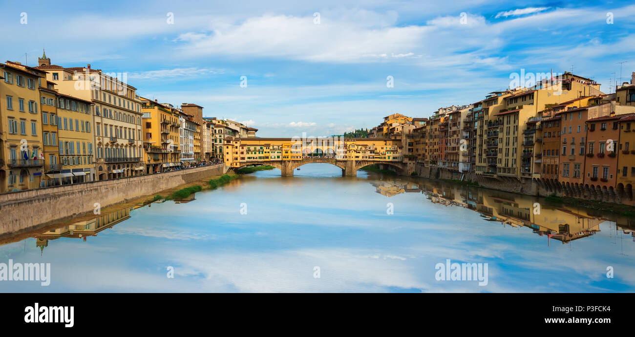 Historische und berühmte Ponte Vecchio in Florenz, Italien Stockfoto