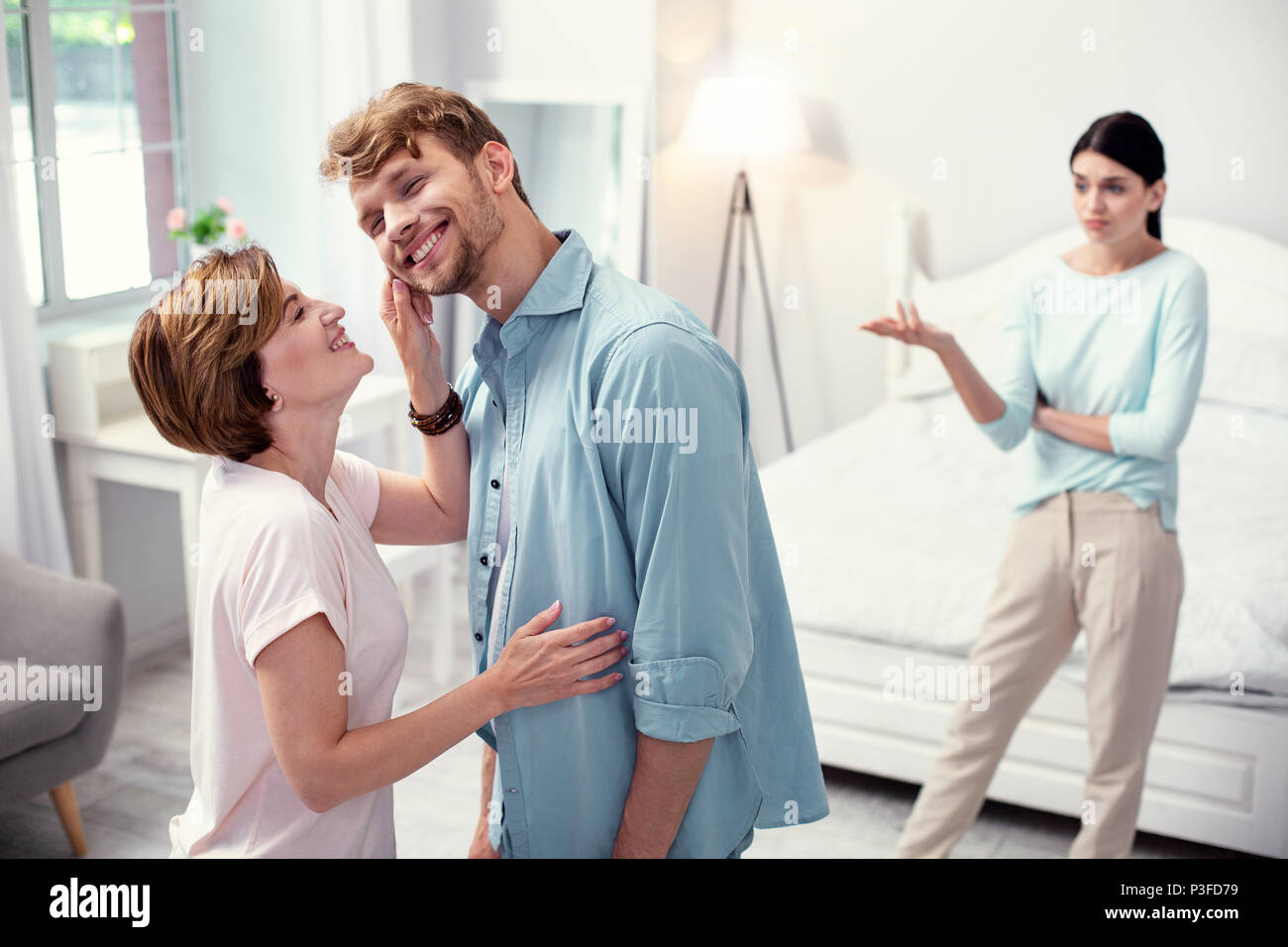 Gerne fröhliche Frau ihren Sohn suchen Stockfoto