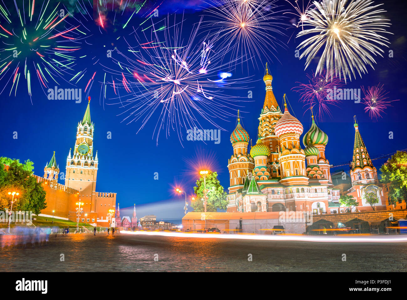 Feuerwerk über der hl. Basilius Kathedrale auf dem Roten Platz und Kreml bei Nacht, Moskau, Russland Stockfoto