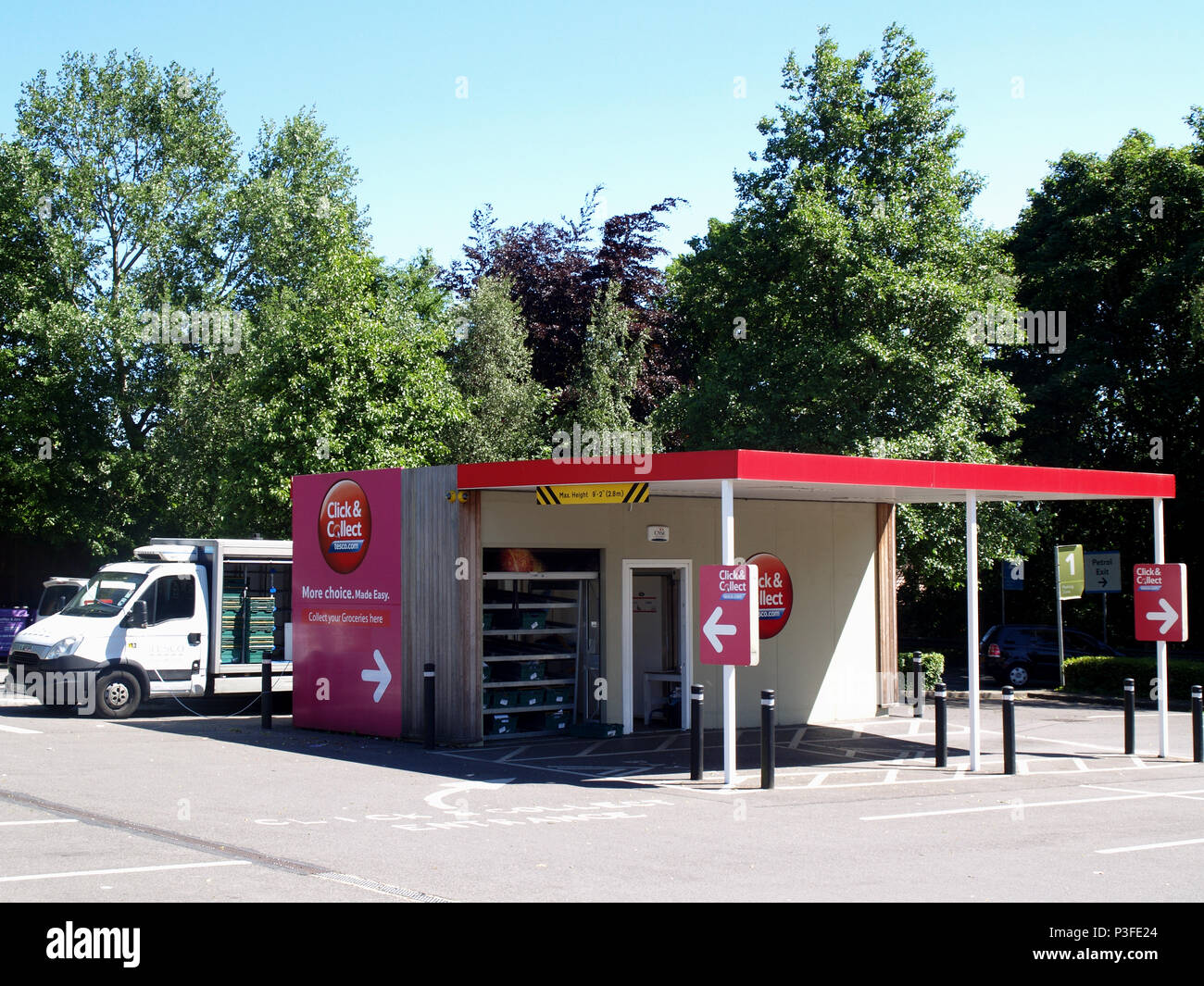 Tankstelle bei Tesco Extra Superstore, Bursledon Türme, Bursledon, Southampton, England, Großbritannien Stockfoto