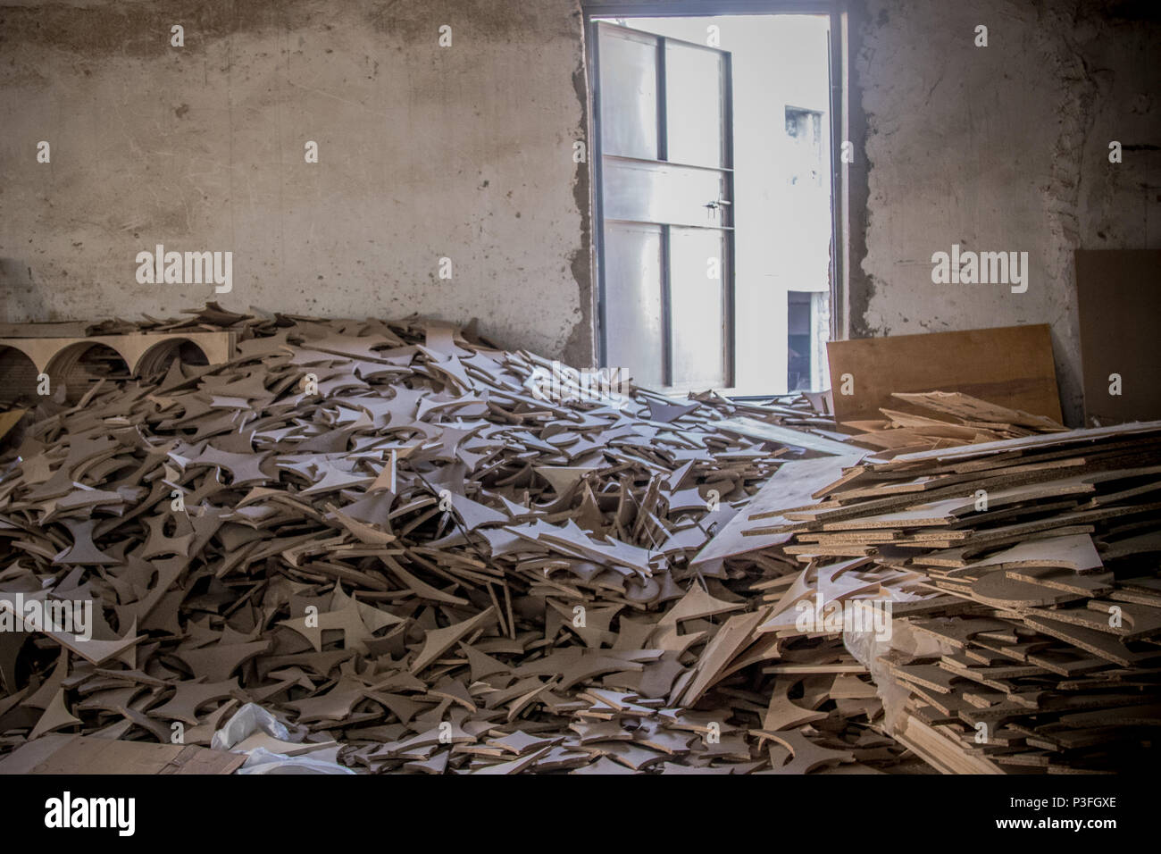 Holzstapel in der Fabrik Stockfoto