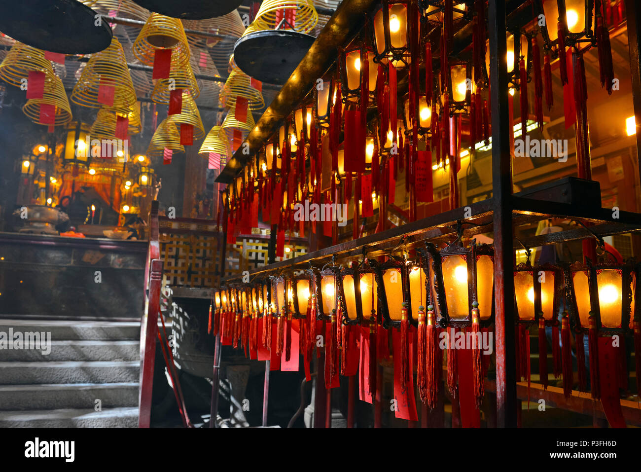 Rauchopfer mit Laternen in schwach beleuchteten, traditionelle Tempel in Hong Kong, China Stockfoto