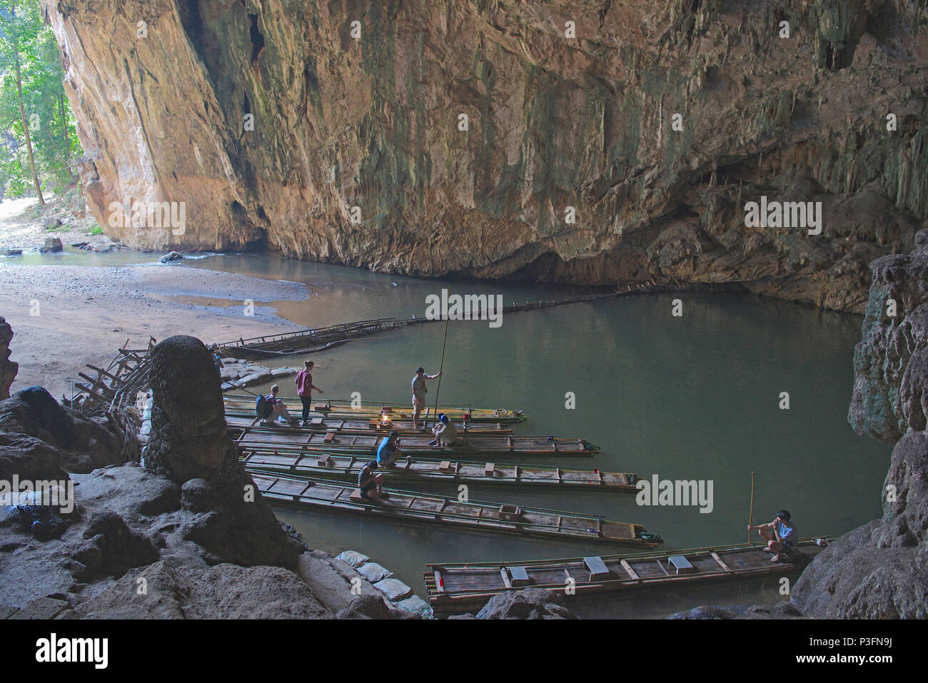 Höhleneingang mit Bambus Flöße und Floß Männer Tham Lod Höhlen Mae Hong Son Provinz Northern Thailand Stockfoto