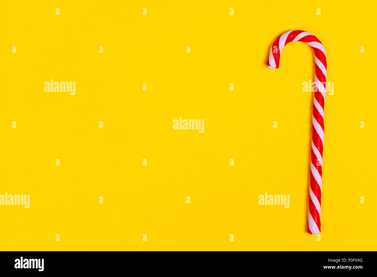 Ein Weihnachten Zuckerstange auf gelbem Hintergrund, kopieren. Stockfoto