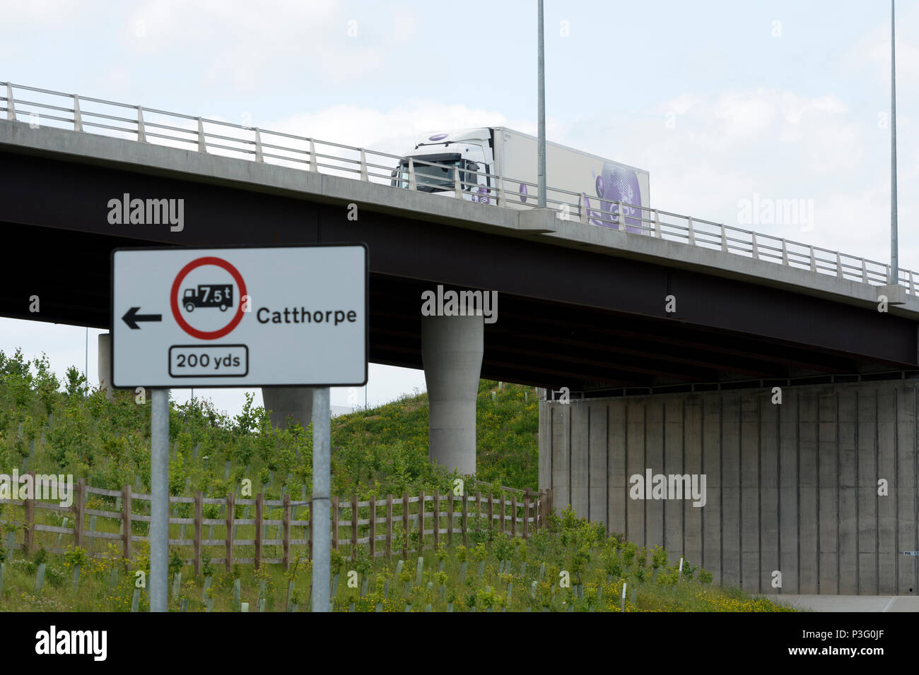 Autobahn M6 Überführung an Catthorpe Interchange, Leicestershire, England, Großbritannien Stockfoto