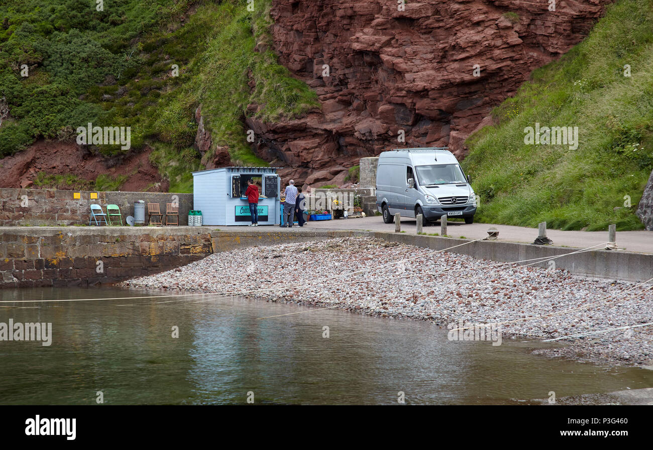 Mobile Gastronomie und Café am Hafen Pennan. Aberdeebshire. Zum Film "Local Hero" verwendet Stockfoto