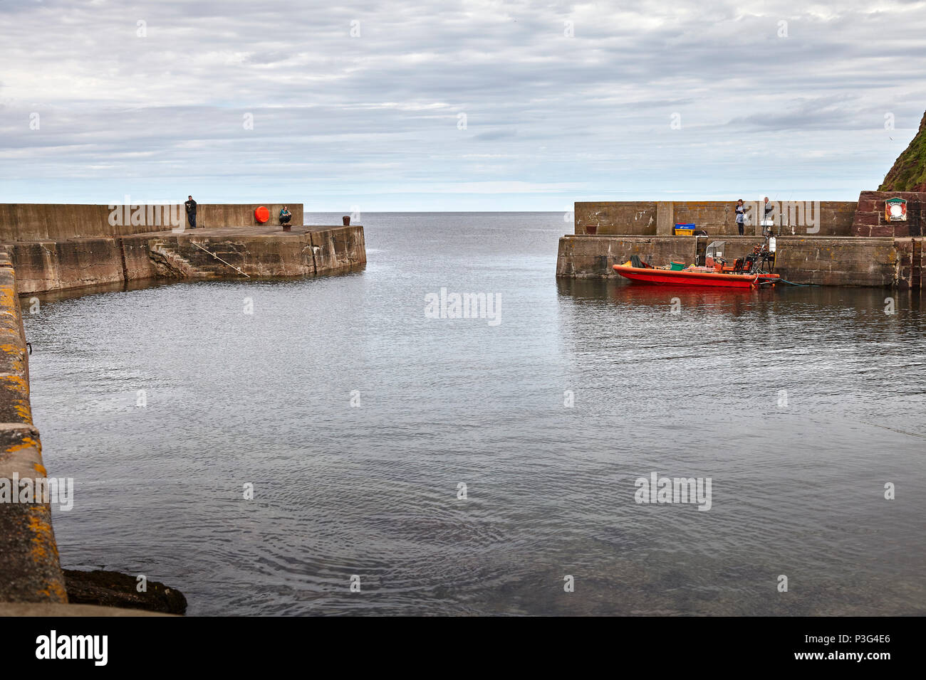Blick nach Norden über dem Eingang zum Hafen von der Hafenmauer an pennan Hafen. Zum Film "Local Hero" verwendet. Aberdeenshire. Stockfoto