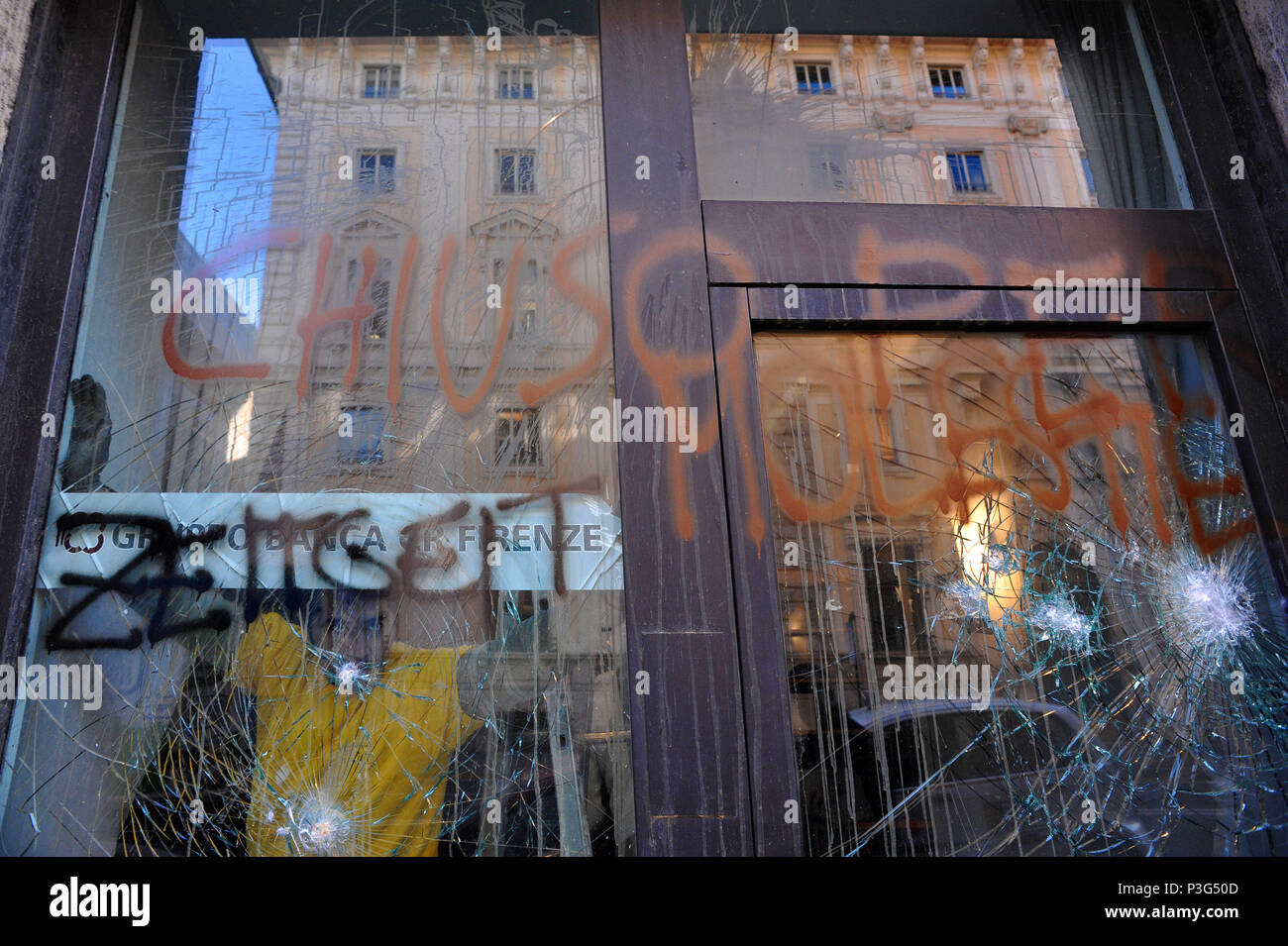Rom. Gehetzt windows Bei einer Bank Eingang, Schule Protest gegen die Politik der Regierung. Italien. Stockfoto