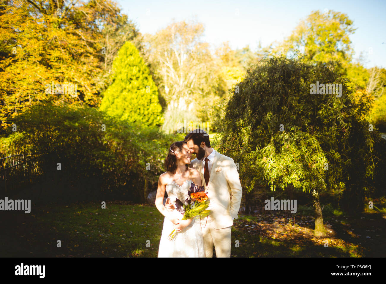 Romantische Braut und Bräutigam einander umarmen Stockfoto