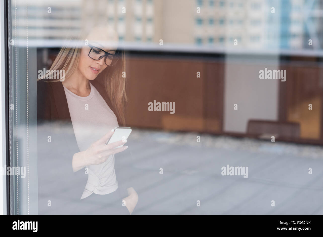 Asiatische Geschäftsfrau Brillen tragen können Sie über Ihr Mobiltelefon Stockfoto