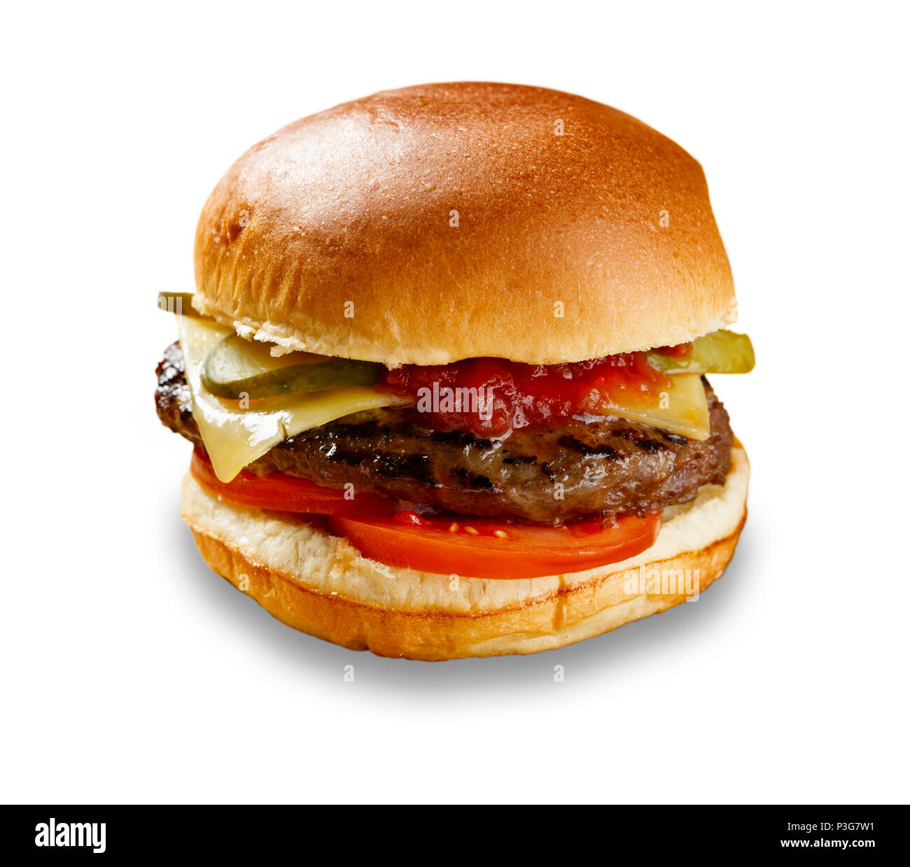 Leckere Cheeseburger, Essiggurken, Tomaten/Paradeiser und Relish, Schuß auf Weiß mit Schatten Stockfoto