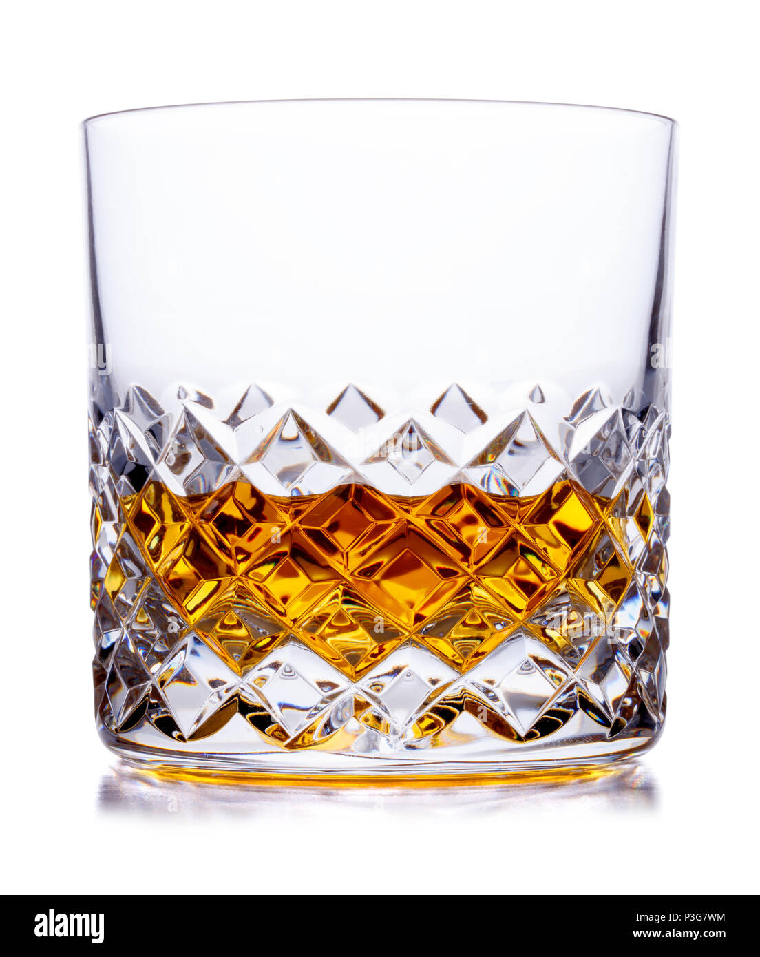Ein Kristall Glas mit Scotch whisky Schuß auf Weiß, mit einem Schlagschatten Stockfoto