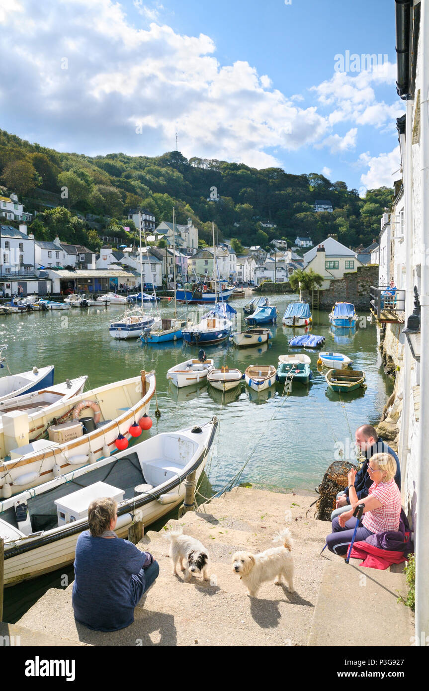 Einen schönen hellen Sommermorgen in Polperro Hafen, Cornwall, England, Großbritannien Stockfoto