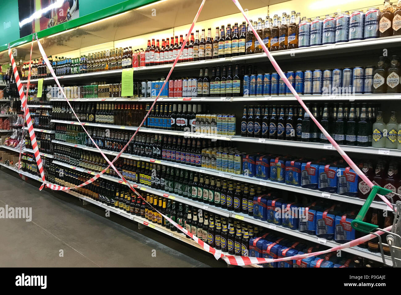 Rotes Klebeband über den Drink" in einem Supermarkt im Zentrum von wolgograd als alkoholische Getränke sind nicht mehr verfügbar vor der ersten England Spiel der WM 2018 in Russland zu kaufen. Stockfoto