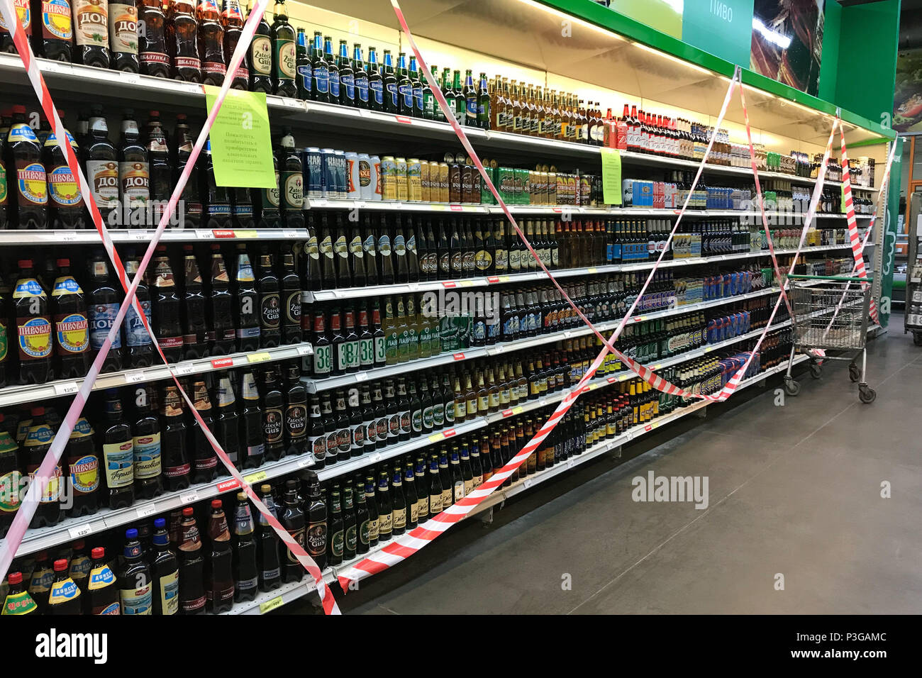 Rotes Klebeband über den Drink" in einem Supermarkt im Zentrum von wolgograd als alkoholische Getränke sind nicht mehr verfügbar vor der ersten England Spiel der WM 2018 in Russland zu kaufen. Stockfoto