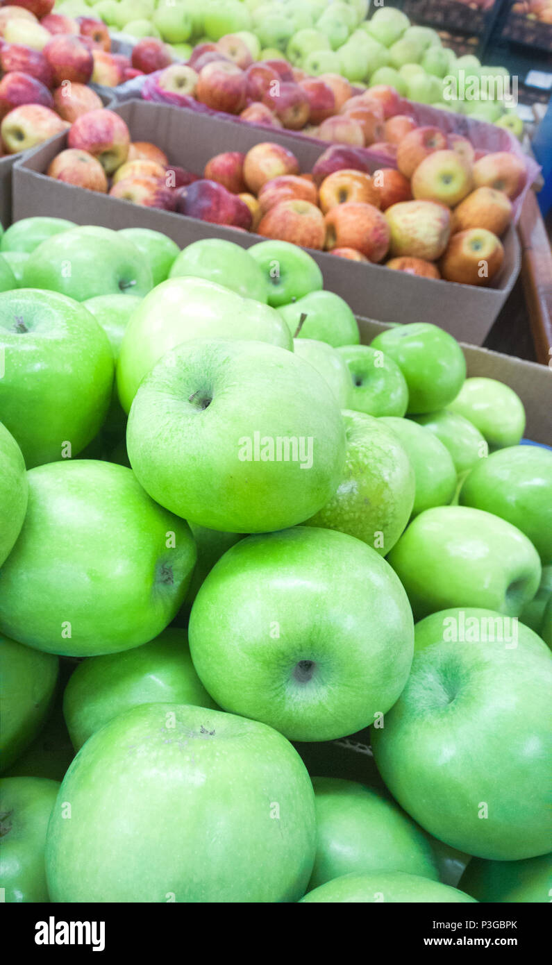Äpfel und Pfirsiche im Markt Stockfoto