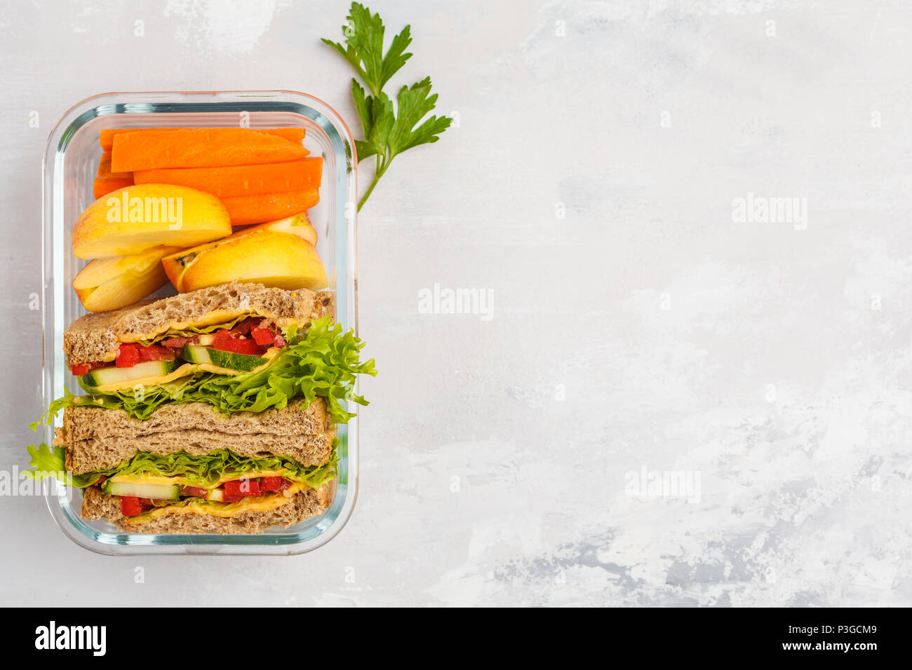 Gesunde Mahlzeit prep Glasbehälter mit Käse Gemüse Sandwiches und Salat overhead Shot mit Kopie Raum Stockfoto